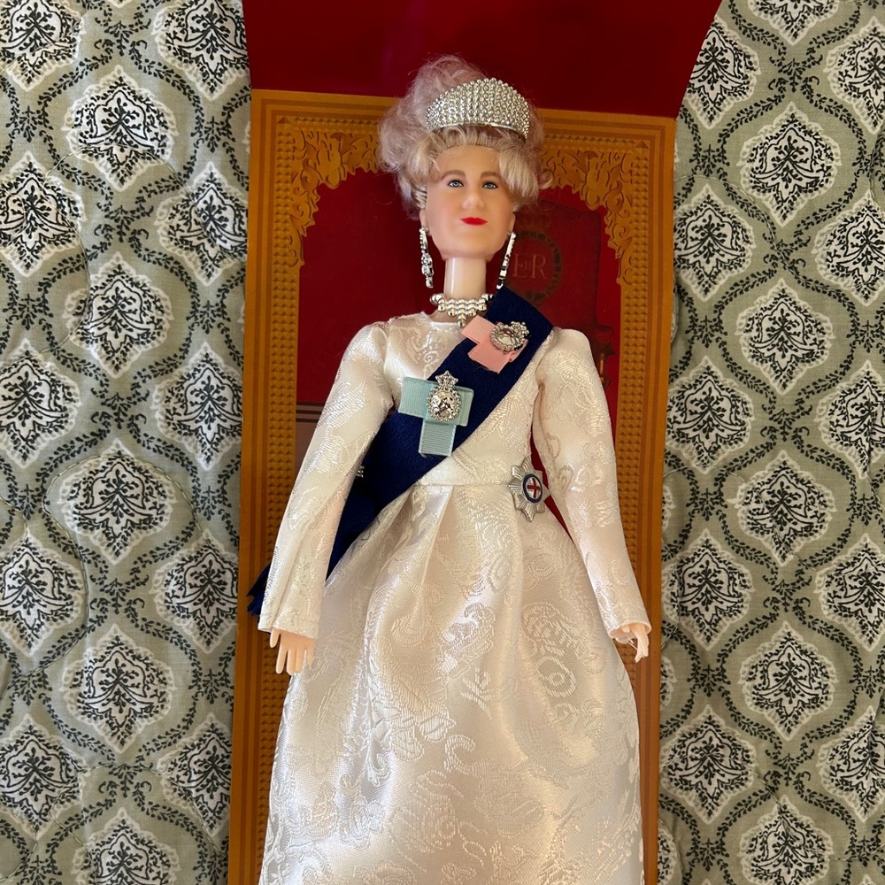 70th Anniversary portrait doll of Queen Elizabeth II - Picture 2 of 6